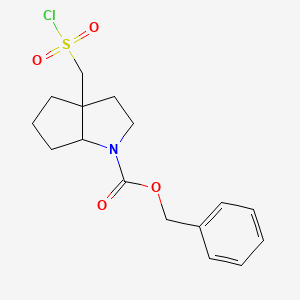 molecular formula C16H20ClNO4S B12310900 rac-benzyl (3aR,6aS)-3a-[(chlorosulfonyl)methyl]-octahydrocyclopenta[b]pyrrole-1-carboxylate, cis 