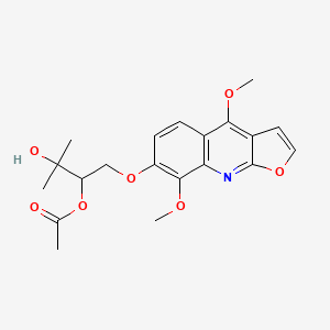 molecular formula C20H23NO7 B1231552 Acetic acid [1-[(4,8-dimethoxy-7-furo[2,3-b]quinolinyl)oxy]-3-hydroxy-3-methylbutan-2-yl] ester 