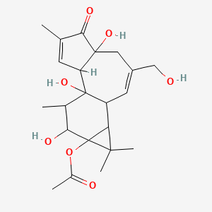 5H-Cyclopropa[3,4]benz[1,2-e]azulen-5-one, 9a-(acetyloxy)-1,1a,1b,4,4a,7a,7b,8,9,9a-decahydro-4a,7b,9-trihydroxy-3-(hydroxymethyl)-1,1,6,8-tetramethyl-, [1aR-(1aalpha,1bbeta,4abeta,7aalpha,7balpha,8alpha,9beta,9aalpha)]-