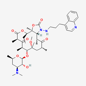 molecular formula C43H64N4O10 B1231893 (1R,2R,4R,6R,7R,8R,10R,13R,14S)-7-[(2S,3R,4S,6R)-4-(dimethylamino)-3-hydroxy-6-methyl-tetrahydropyran-2-yl]oxy-13-ethyl-6-methoxy-2,4,6,8,10,14-hexamethyl-17-[3-(4-quinolyl)propylamino]-12,15-dioxa-17-azabicyclo[12.3.0]heptadecane-3,9,11,16-tetrone 