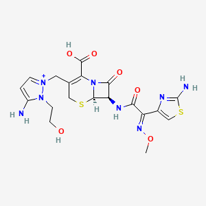 molecular formula C19H23N8O6S2+ B1234711 (6R,7R)-3-[[3-氨基-2-(2-羟乙基)吡唑-1-鎓-1-基]甲基]-7-[[(2E)-2-(2-氨基-1,3-噻唑-4-基)-2-甲氧基亚氨基乙酰]氨基]-8-氧代-5-噻-1-氮杂双环[4.2.0]辛-2-烯-2-羧酸 