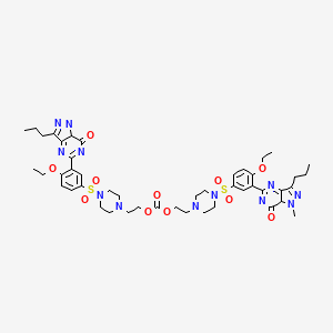 bis[2-[4-[4-ethoxy-3-(1-methyl-7-oxo-3-propyl-7aH-pyrazolo[4,3-d]pyrimidin-5-yl)phenyl]sulfonylpiperazin-1-yl]ethyl] carbonate