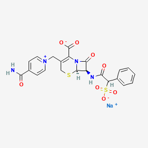 molecular formula C22H19N4NaO8S2 B1235392 钠；(6R,7R)-3-[(4-氨基甲酰基吡啶-1-鎓-1-基)甲基]-8-氧代-7-[(2-苯基-2-磺酸乙酰)氨基]-5-硫杂-1-氮杂双环[4.2.0]辛-2-烯-2-羧酸盐 