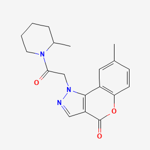 molecular formula C19H21N3O3 B1235501 8-甲基-1-[2-(2-甲基-1-哌啶基)-2-氧代乙基]-4-[1]苯并吡喃[4,3-c]吡唑酮 