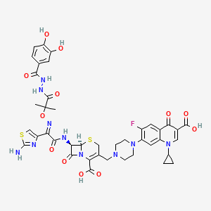 (6R,7R)-7-[[(2E)-2-(2-amino-1,3-thiazol-4-yl)-2-[1-[2-(3,4-dihydroxybenzoyl)hydrazinyl]-2-methyl-1-oxopropan-2-yl]oxyiminoacetyl]amino]-3-[[4-(3-carboxy-1-cyclopropyl-6-fluoro-4-oxoquinolin-7-yl)piperazin-1-yl]methyl]-8-oxo-5-thia-1-azabicyclo[4.2.0]oct-2-ene-2-carboxylic acid