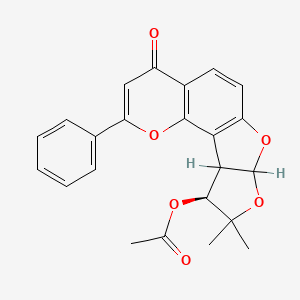 molecular formula C23H20O6 B1236170 [(15S)-14,14-dimethyl-6-oxo-4-phenyl-3,11,13-trioxatetracyclo[8.6.0.02,7.012,16]hexadeca-1(10),2(7),4,8-tetraen-15-yl] acetate 