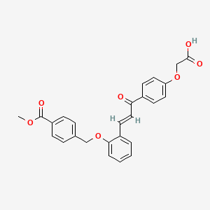 molecular formula C26H22O7 B1236882 2-[4-[(E)-3-[2-[(4-methoxycarbonylphenyl)methoxy]phenyl]prop-2-enoyl]phenoxy]acetic acid 