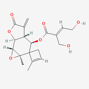 molecular formula C20H26O7 B1237975 [(1S,2R,4R,7Z,10S,11R)-4,8-二甲基-12-亚甲基-13-氧代-3,14-二氧杂三环[9.3.0.02,4]十四-7-烯-10-基] (E)-4-羟基-2-(羟甲基)丁-2-烯酸酯 CAS No. 30994-28-6