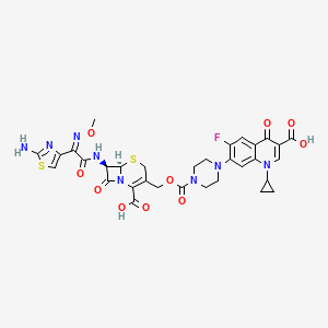 (6R,7R)-7-[[(2Z)-2-(2-amino-1,3-thiazol-4-yl)-2-methoxyiminoacetyl]amino]-3-[[4-(3-carboxy-1-cyclopropyl-6-fluoro-4-oxoquinolin-7-yl)piperazine-1-carbonyl]oxymethyl]-8-oxo-5-thia-1-azabicyclo[4.2.0]oct-2-ene-2-carboxylic acid