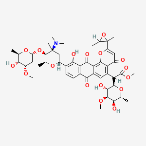 molecular formula C47H59NO17 B1244006 methyl 2-[(2R,3R,4R,5R,6R)-3,5-dihydroxy-4-methoxy-6-methyloxan-2-yl]-2-[10-[(2R,4S,5S,6S)-4-(dimethylamino)-5-[(2R,4S,5R,6R)-5-hydroxy-4-methoxy-6-methyloxan-2-yl]oxy-4,6-dimethyloxan-2-yl]-2-(2,3-dimethyloxiran-2-yl)-11-hydroxy-4,7,12-trioxonaphtho[2,3-h]chromen-5-yl]acetate 