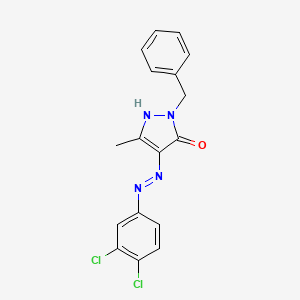 (4E)-2-benzyl-4-[2-(3,4-dichlorophenyl)hydrazinylidene]-5-methyl-2,4-dihydro-3H-pyrazol-3-one