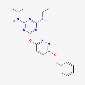 molecular formula C19H23N7O2 B12492683 6-(6-Benzyloxy-pyridazin-3-yloxy)-N-ethyl-N'-isopropyl-[1,3,5]triazine-2,4-diamine 