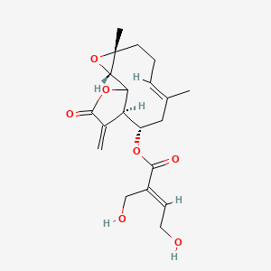 molecular formula C20H26O7 B1249841 [(2S,4R,7E,10S,11R)-4,8-二甲基-12-亚甲基-13-氧代-3,14-二氧杂三环[9.3.0.02,4]十四-7-烯-10-基] (E)-4-羟基-2-(羟甲基)丁-2-烯酸酯 