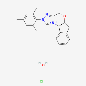 molecular formula C21H24ClN3O2 B12505599 (5aS,10bR)-2-mesityl-4,5a,6,10b-tetrahydroindeno[2,1-b][1,2,4]triazolo[4,3-d][1,4]oxazin-2-iumchloridehydrate 