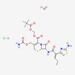 molecular formula C23H32ClN5O9S2 B12513319 {7-[2-(2-Amino-1,3-thiazol-4-yl)pent-2-enamido]-3-[(carbamoyloxy)methyl]-8-oxo-5-thia-1-azabicyclo[4.2.0]oct-2-ene-2-carbonyloxy}methyl 2,2-dimethylpropanoate hydrate hydrochloride 