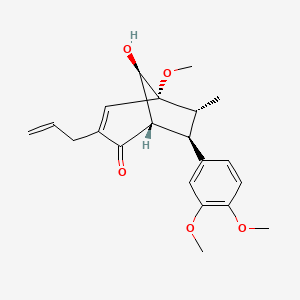 molecular formula C21H26O5 B1251598 (1S,5S,6R,7R,8R)-7-(3,4-二甲氧基苯基)-8-羟基-5-甲氧基-6-甲基-3-(丙-2-烯-1-基)双环[3.2.1]辛-3-烯-2-酮 
