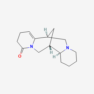 molecular formula C15H22N2O B1252553 7,14-甲烷-4H,6H-二吡啶并(1,2-a:1',2'-e)(1,5)二氮杂环-4-酮，2,3,7,7a,8,9,10,11,13,14-十氢-，(7S-(7α,7aβ,14α))- CAS No. 32101-29-4