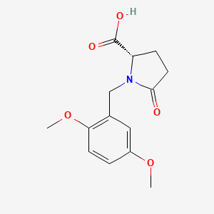 1-[(2,5-Dimethoxyphenyl)methyl]-5-oxo-L-proline