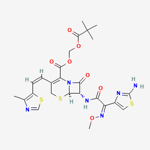 molecular formula C25H28N6O7S3 B1252982 2,2-二甲基丙酰氧基甲基(6R,7S)-7-[[(2Z)-2-(2-氨基-1,3-噻唑-4-基)-2-甲氧基亚氨基乙酰]氨基]-3-[(Z)-2-(4-甲基-1,3-噻唑-5-基)乙烯基]-8-氧代-5-硫杂-1-氮杂双环[4.2.0]辛-2-烯-2-羧酸酯 