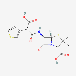 molecular formula C15H16N2O6S2 B1253714 (2S,5S,6R)-6-[[2-羧基-1-氧代-2-(3-噻吩基)乙基]氨基]-3,3-二甲基-7-氧代-4-硫杂-1-氮杂双环[3.2.0]庚烷-2-羧酸 