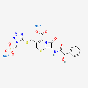 molecular formula C18H16N6Na2O8S3 B1253850 二钠；7-[(2-羟基-2-苯基乙酰)氨基]-8-氧代-3-[[1-(磺酸甲基)四唑-5-基]硫代甲基]-5-硫杂-1-氮杂双环[4.2.0]辛-2-烯-2-羧酸盐 