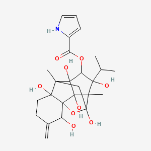 molecular formula C25H33NO9 B1254771 (2,6,9,11,13,14-hexahydroxy-7,10-dimethyl-3-methylidene-11-propan-2-yl-15-oxapentacyclo[7.5.1.01,6.07,13.010,14]pentadecan-12-yl) 1H-pyrrole-2-carboxylate 