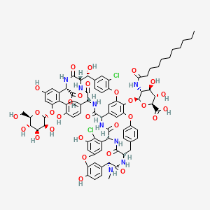 molecular formula C82H86Cl2N8O29 B1255485 (1S,2R,19R,22R,34S,37R,40R,52S)-64-[(2S,3R,4R,5S,6S)-6-carboxy-4,5-dihydroxy-3-(undecanoylamino)oxan-2-yl]oxy-5,32-dichloro-2,26,31,44,49-pentahydroxy-22-(methylamino)-21,35,38,54,56,59-hexaoxo-47-[(2R,3S,4S,5S,6R)-3,4,5-trihydroxy-6-(hydroxymethyl)oxan-2-yl]oxy-7,13,28-trioxa-20,36,39,53,55,58-hexazaundecacyclo[38.14.2.23,6.214,17.219,34.18,12.123,27.129,33.141,45.010,37.046,51]hexahexaconta-3,5,8,10,12(64),14(63),15,17(62),23(61),24,26,29(60),30,32,41(57),42,44,46(51),47,49,65-henicosaene-52-carboxylic acid CAS No. 110882-83-2