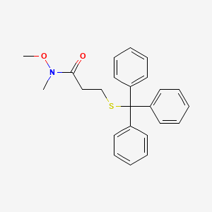 N-Methoxy-N-methyl-3-[(triphenylmethyl)sulfanyl]propanamide