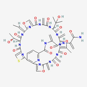 (14S,17Z,27S)-N-[3-[(3-amino-3-oxoprop-1-en-2-yl)amino]-3-oxoprop-1-en-2-yl]-17-ethylidene-14-[(1R)-1-hydroxyethyl]-27-(2-hydroxypropan-2-yl)-33-methyl-24,30,37,40-tetramethylidene-12,15,22,25,28,35,38-heptaoxo-19,32,42-trioxa-9-thia-3,13,16,23,26,29,36,39,44,45,46,47-dodecazahexacyclo[39.2.1.18,11.118,21.131,34.02,7]heptatetraconta-1(43),2(7),3,5,8(47),10,18(46),20,31(45),33,41(44)-undecaene-4-carboxamide