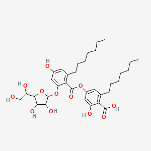 4-[2-[5-(1,2-Dihydroxyethyl)-3,4-dihydroxyoxolan-2-yl]oxy-6-heptyl-4-hydroxybenzoyl]oxy-2-heptyl-6-hydroxybenzoic acid