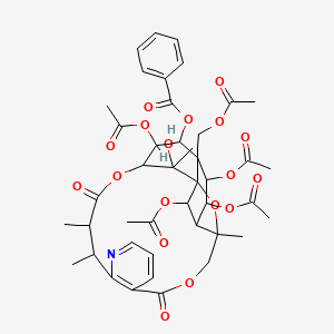 [18,21,22,24-Tetraacetyloxy-20-(acetyloxymethyl)-25-hydroxy-3,13,14,25-tetramethyl-6,15-dioxo-2,5,16-trioxa-11-azapentacyclo[15.7.1.01,20.03,23.07,12]pentacosa-7(12),8,10-trien-19-yl] benzoate