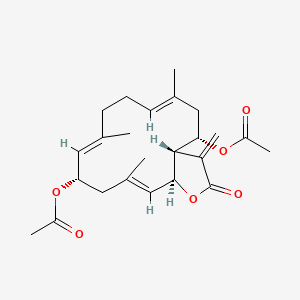molecular formula C24H32O6 B1259628 [(3aS,4S,6E,10E,12S,14E,15aS)-4-乙酰氧基-6,10,14-三甲基-3-甲亚基-2-氧代-3a,4,5,8,9,12,13,15a-八氢环十四[b]呋喃-12-基] 乙酸酯 