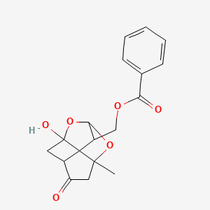 molecular formula C17H18O6 B1260126 (8-羟基-3-甲基-5-氧代-2,9-二氧杂三环[4.3.1.03,8]癸-10-基)甲基苯甲酸酯 