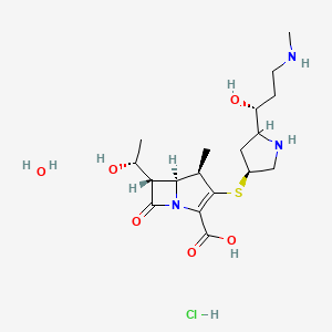 molecular formula C18H32ClN3O6S B1260789 (4R,5S,6S)-6-[(1R)-1-hydroxyethyl]-3-[(3S)-5-[(1R)-1-hydroxy-3-(methylamino)propyl]pyrrolidin-3-yl]sulfanyl-4-methyl-7-oxo-1-azabicyclo[3.2.0]hept-2-ene-2-carboxylic acid;hydrate;hydrochloride 