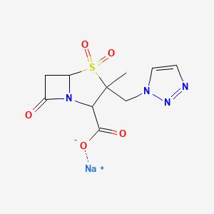 molecular formula C10H11N4NaO5S B1261180 3-甲基-4,4,7-三氧代-3-(三唑-1-基甲基)-4lambda6-硫杂-1-氮杂双环[3.2.0]庚烷-2-羧酸钠 