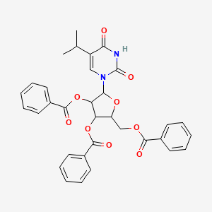 molecular formula C33H30N2O9 B1264102 苯甲酸[3,4-二苯甲酰氧基-5-(2,4-二氧代-5-丙烷-2-基-1-嘧啶基)-2-氧代环己基]甲酯 