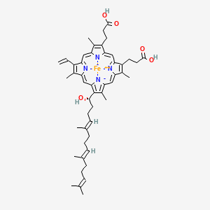 molecular formula C49H58FeN4O5 B1265025 [3,3'-{7-乙烯基-12-[(1S,4E,8E)-1-羟基-5,9,13-三甲基十四碳-4,8,12-三烯-1-基]-3,8,13,17-四甲基卟啉-2,18-二基-κ(4)N(21),N(22),N(23),N(24)}二丙酸根(2-)]铁 