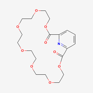 3,6,9,12,15,18,21-Heptaoxa-27-azabicyclo(21.3.1)heptacosa-1(27),23,25-triene-2,22-dione