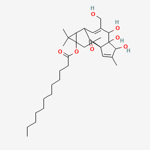 molecular formula C32H50O7 B12825152 (1AR,2S,5R,5aR,6S,8aS,9R,10aS)-5,5a,6-trihydroxy-4-(hydroxymethyl)-1,1,7,9-tetramethyl-11-oxo-1a,2,5,5a,6,9,10,10a-octahydro-1H-2,8a-methanocyclopenta[a]cyclopropa[e][10]annulen-10a-yl dodecanoate 