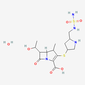 molecular formula C15H26N4O7S2 B12826882 6-(1-Hydroxyethyl)-4-methyl-7-oxidanylidene-3-[5-[(sulfamoylamino)methyl]pyrrolidin-3-yl]sulfanyl-1-azabicyclo[3.2.0]hept-2-ene-2-carboxylic acid hydrate 