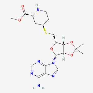 molecular formula C20H28N6O5S B12828431 (2R,4R)-Methyl 4-((((3aS,4S,6R,6aR)-6-(6-amino-9H-purin-9-yl)-2,2-dimethyltetrahydrofuro[3,4-d][1,3]dioxol-4-yl)methyl)thio)piperidine-2-carboxylate 