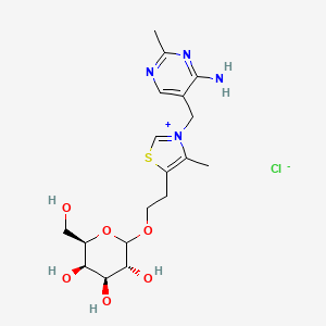 molecular formula C18H27ClN4O6S B12832014 3-((4-Amino-2-methylpyrimidin-5-yl)methyl)-4-methyl-5-(2-(((3R,4S,5R,6R)-3,4,5-trihydroxy-6-(hydroxymethyl)tetrahydro-2H-pyran-2-yl)oxy)ethyl)thiazol-3-ium chloride 