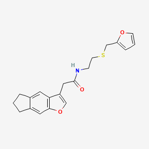 2-(6,7-Dihydro-5H-indeno[5,6-b]furan-3-yl)-N-(2-((furan-2-ylmethyl)thio)ethyl)acetamide