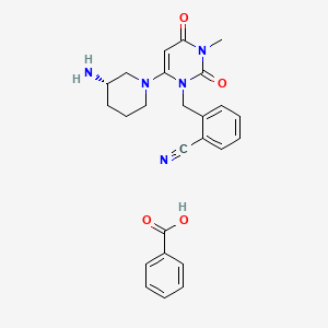 (S)-2-((6-(3-Aminopiperidin-1-yl)-3-methyl-2,4-dioxo-3,4-dihydropyrimidin-1(2H)-yl)methyl)benzonitrile benzoate