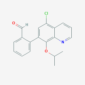 2-{5-Chloro-8-[(propan-2-yl)oxy]quinolin-7-yl}benzaldehyde