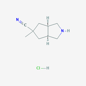 Rel-(3aR,5r,6aS)-5-methyloctahydrocyclopenta[c]pyrrole-5-carbonitrile hydrochloride