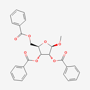 molecular formula C27H24O8 B12949651 (2R,3R,4R,5R)-2-((Benzoyloxy)methyl)-5-methoxytetrahydrofuran-3,4-diyl dibenzoate 