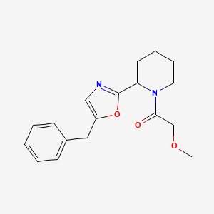 molecular formula C18H22N2O3 B12953340 1-(2-(5-Benzyloxazol-2-yl)piperidin-1-yl)-2-methoxyethanone 