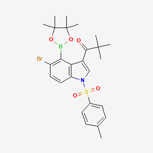 molecular formula C26H31BBrNO5S B12993705 1-(5-Bromo-4-(4,4,5,5-tetramethyl-1,3,2-dioxaborolan-2-yl)-1-tosyl-1H-indol-3-yl)-2,2-dimethylpropan-1-one 