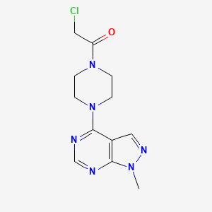 2-Chloro-1-(4-(1-methyl-1H-pyrazolo[3,4-d]pyrimidin-4-yl)piperazin-1-yl)ethan-1-one